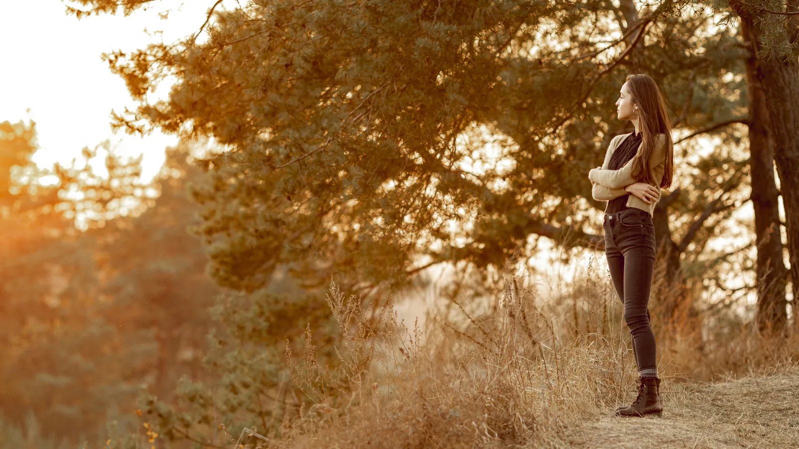 Woman outdoors with her eyes closed and her face turned towards the sun